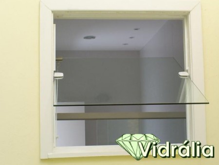 Janela basculante em vidro incolor